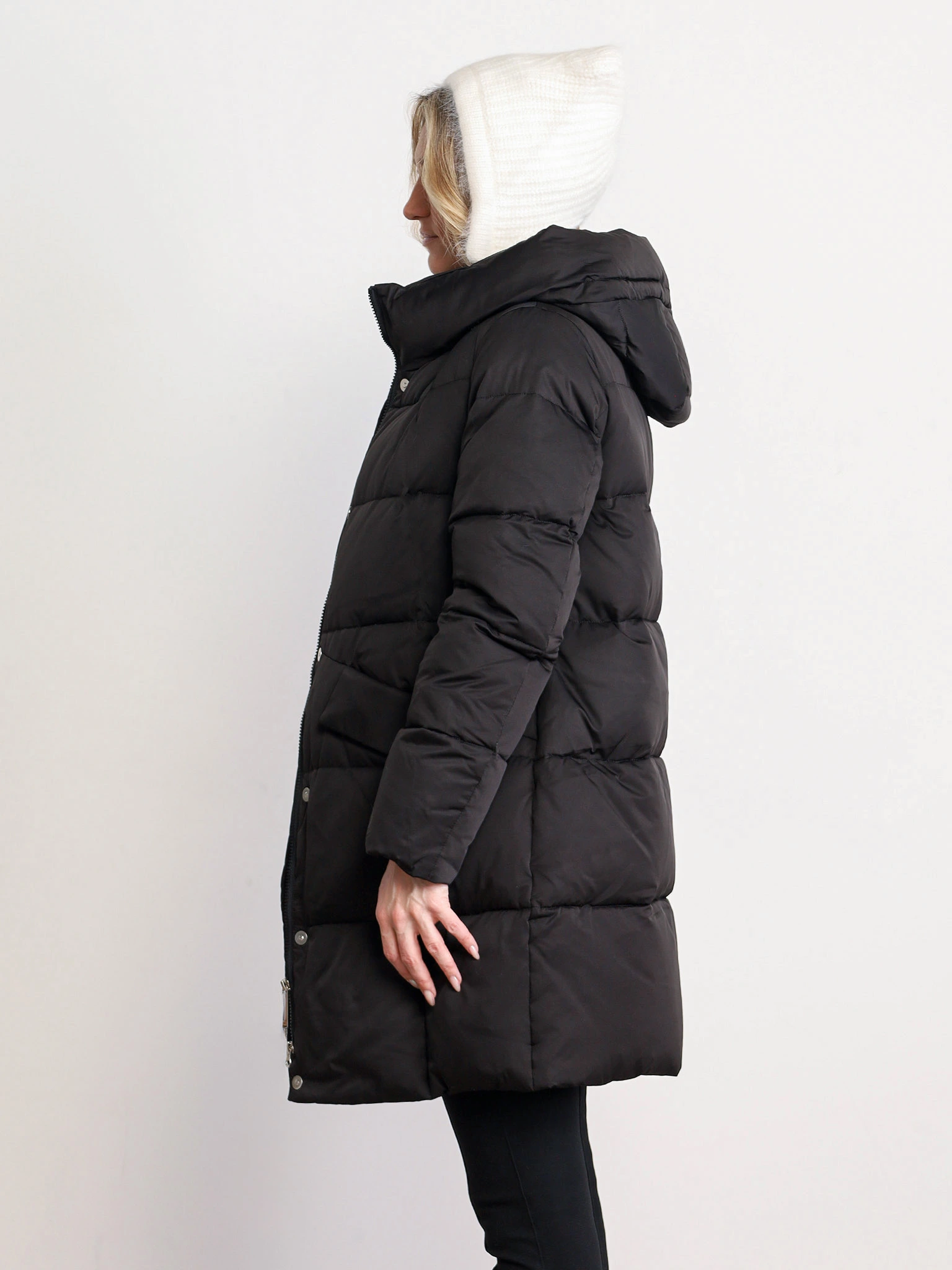 Пуховик черного цвета с капюшоном